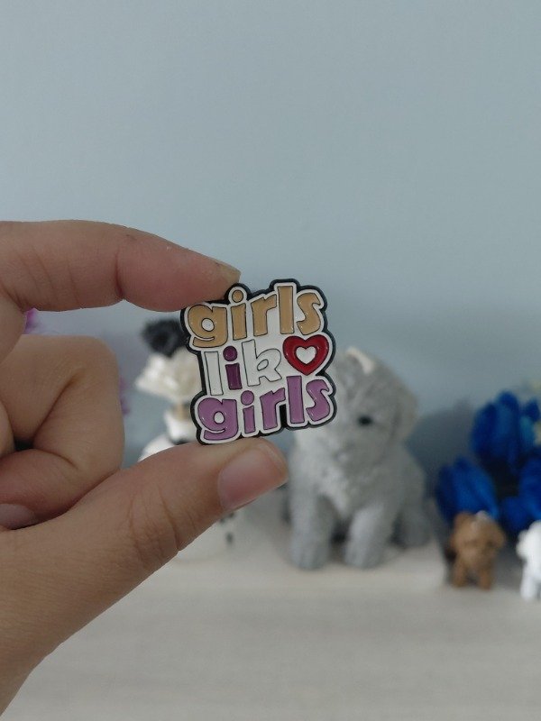 Producto - Pin metalizado - Girls like girls #1907