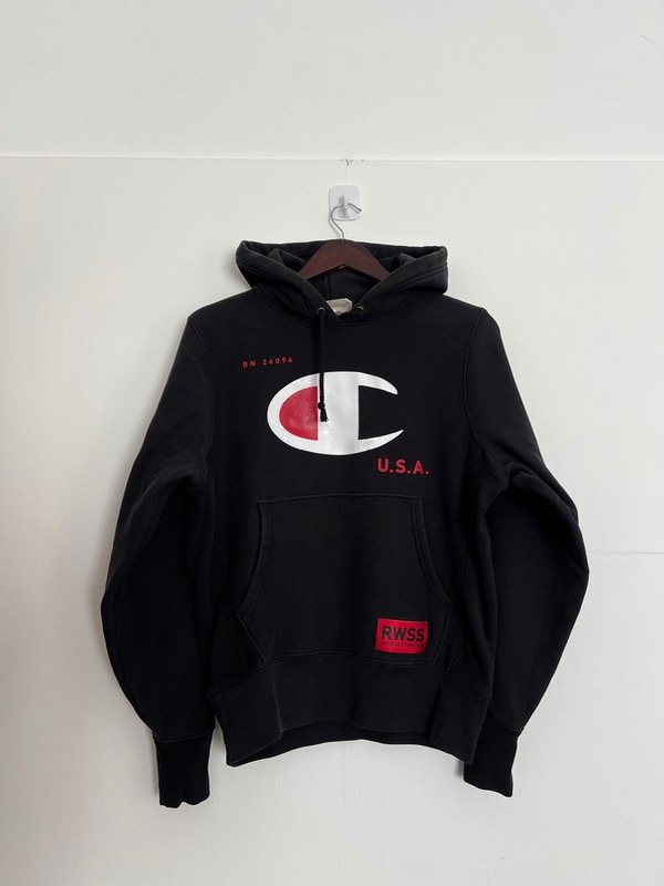 Producto - Hoodie Y2K Champions big logo y spell-out, talle S masculino