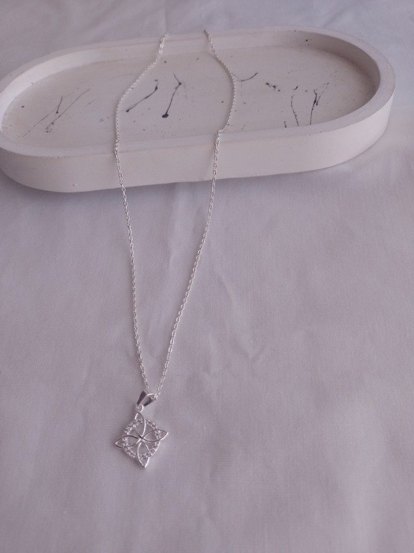 Producto - Dije nudo de bruja con strass