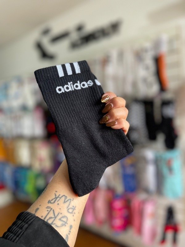 Producto - Adidas negras con líneas en la parte de arriba