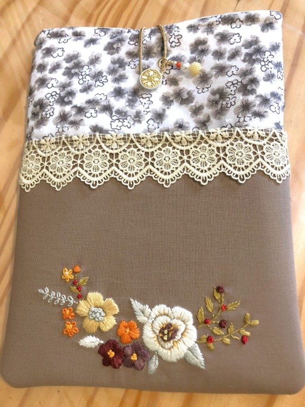 Producto - Funda para Libro/Agenda/Diario/Tablet bordada a mano "FLORES OTOÑALES" - 21x29cm