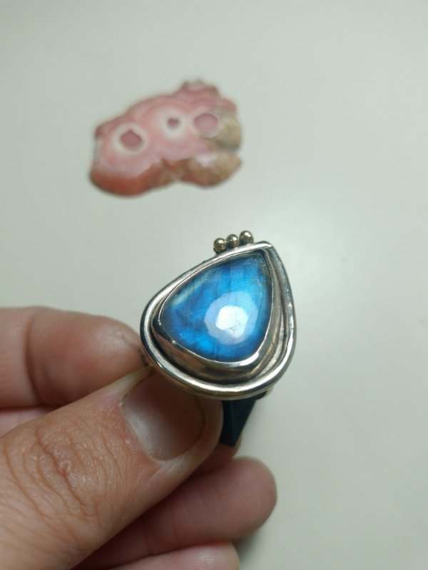 Producto - Anillo Labradorita azul, alpaca y bronce