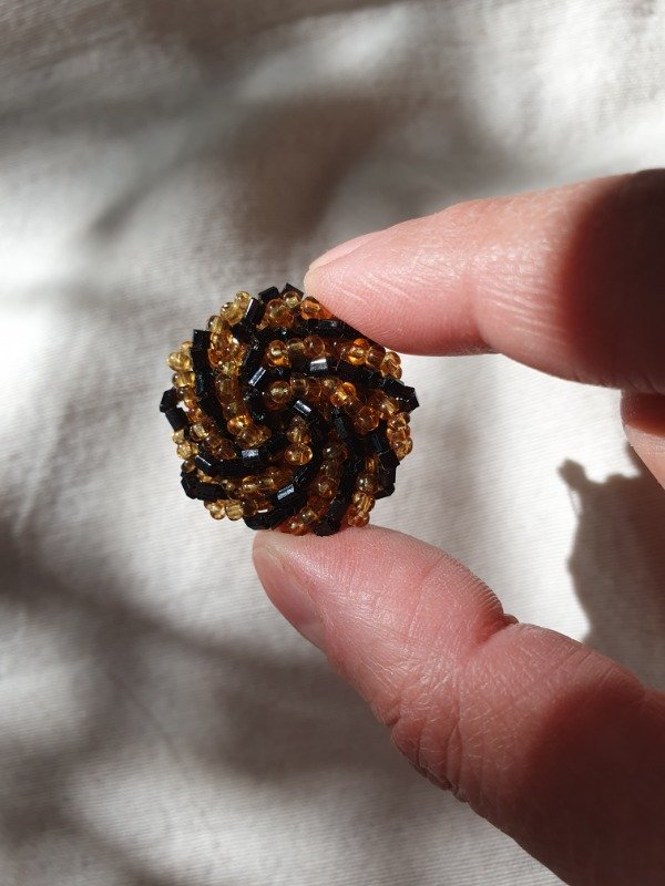 Producto - Mini Brochecito Solar Oro y Negro