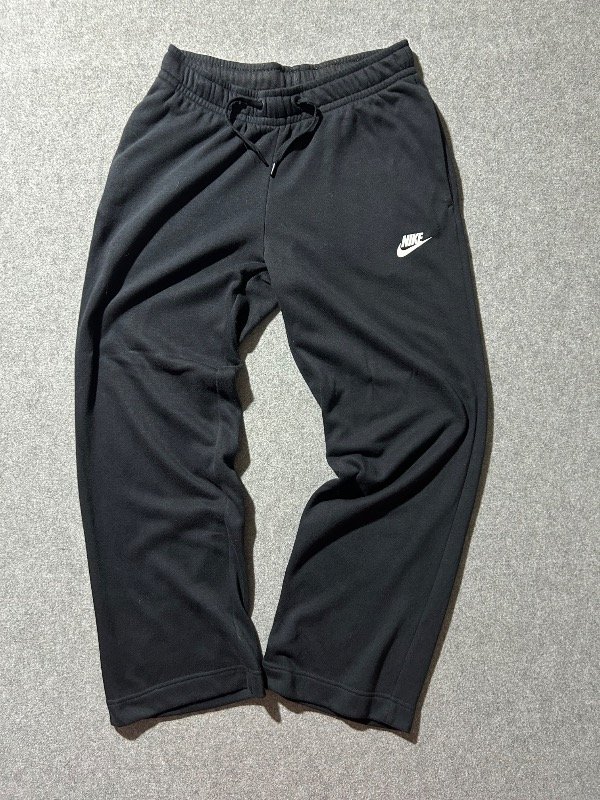 Producto - Joggin de algodón Nike, color negro.Talle S