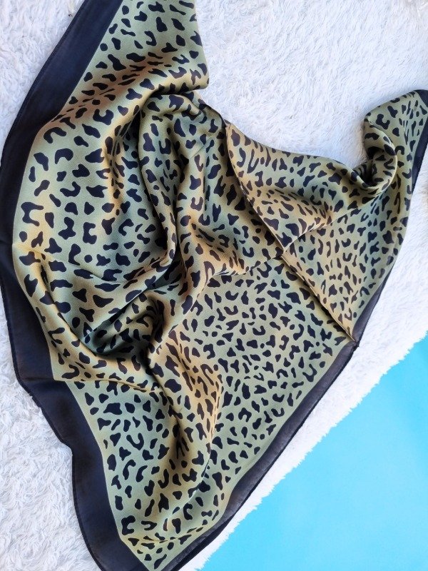 Producto - PAÑUELO BASIC PRINT OLIVA Y NEGRO