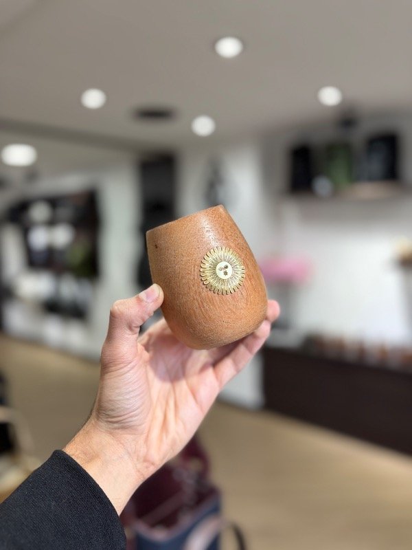 Producto - MATE ALGARROBO VASITO APLIQUE SOL DE MAYO - 1