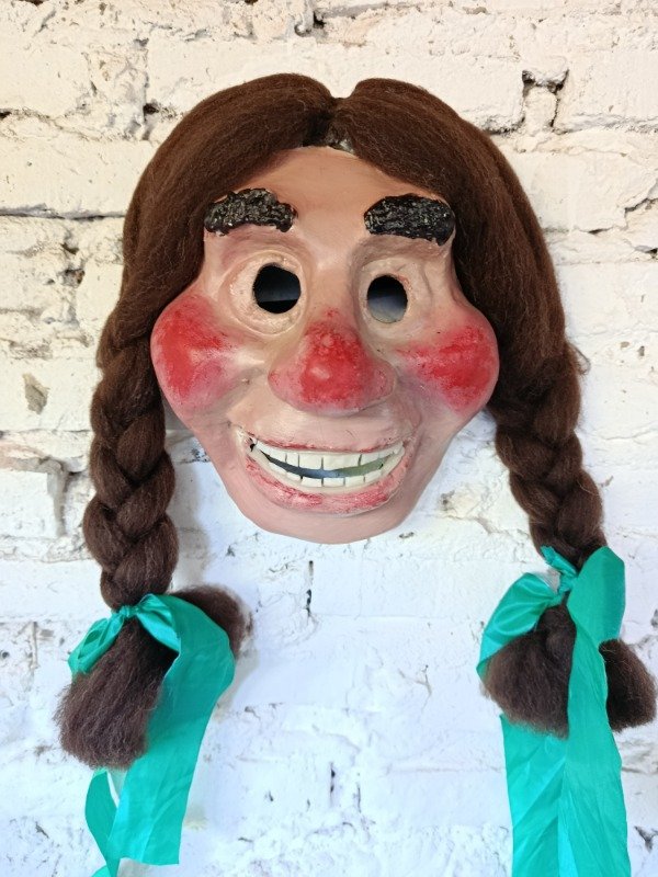 Producto - Mascara Molina Campos mujer con trenzas verde