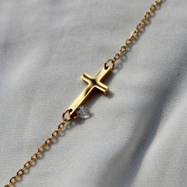 Producto - Pulsera con Cruz de Acero Quirúrgico Enchapada en Oro