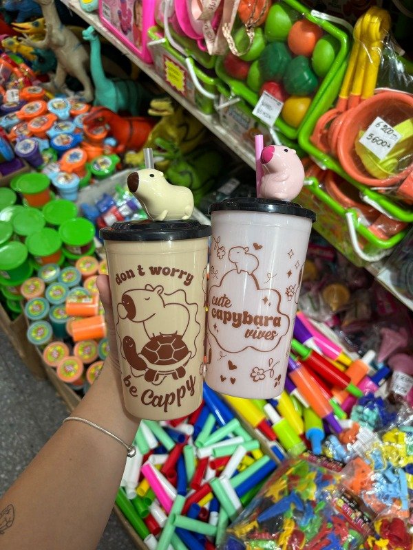 Producto - Vasos con muñeco Capybara y sorbete x1