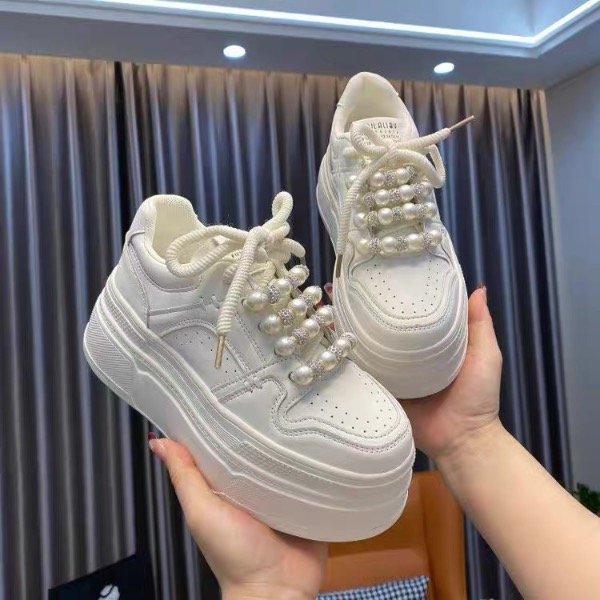 Producto - Zapatilla con perlas blancas