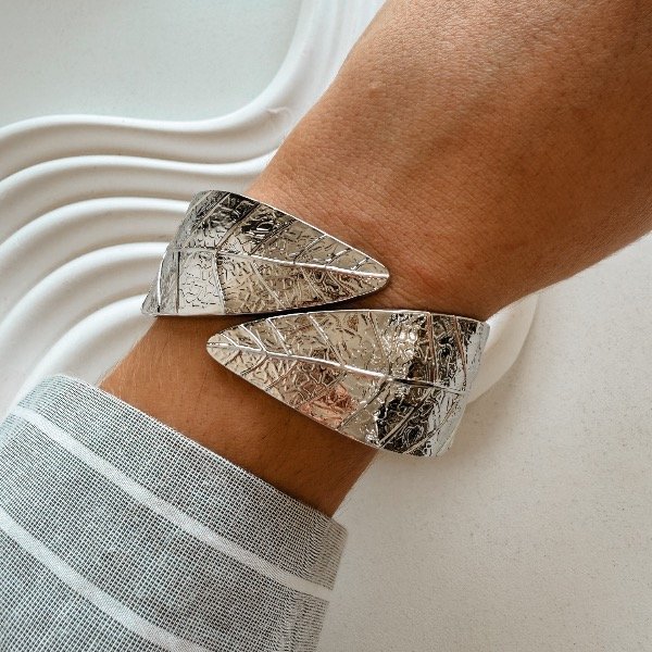 Producto - Brazalete hojitas con textura plateado