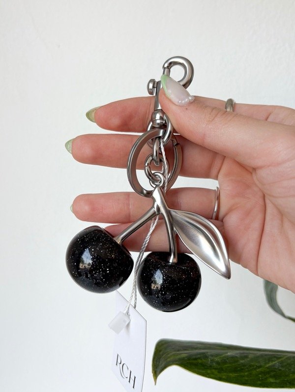 Producto - Llavero de cereza (negro)