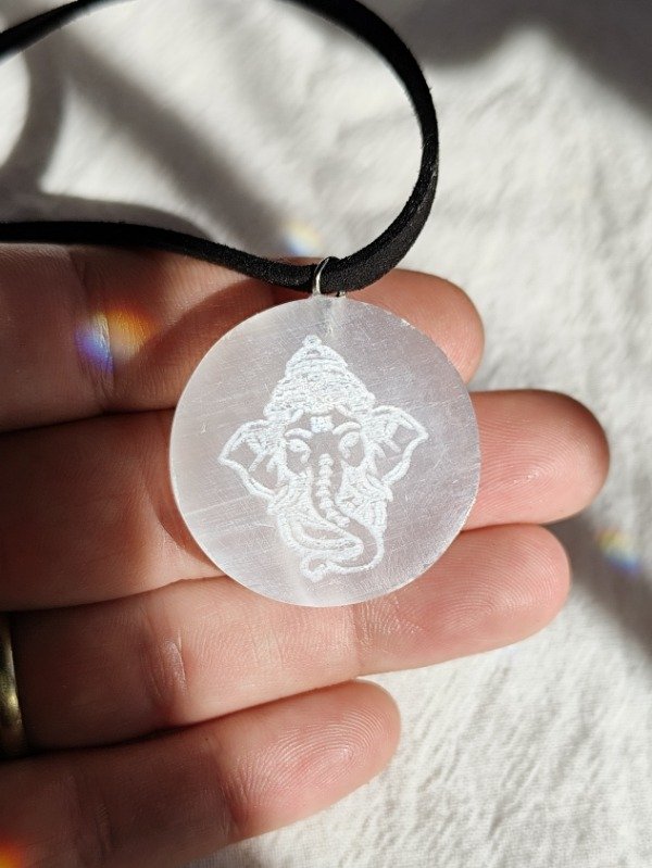 Producto - MEDALLÓN GANESHA EN SELENITA