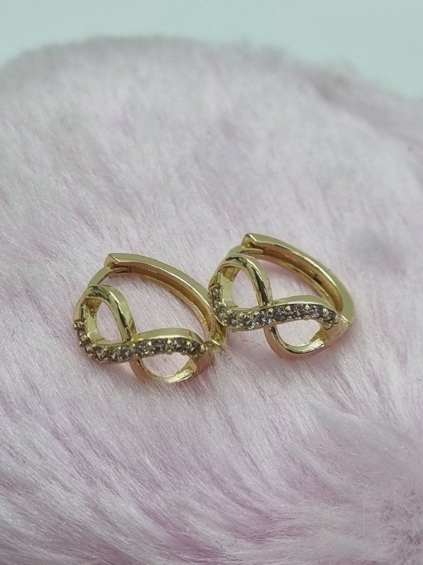 Producto - Aros acero dorado argollita infinito strass