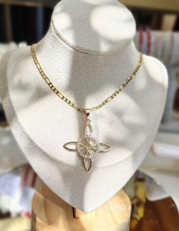 Producto - Collar nudo de bruja circonias de acero dorado