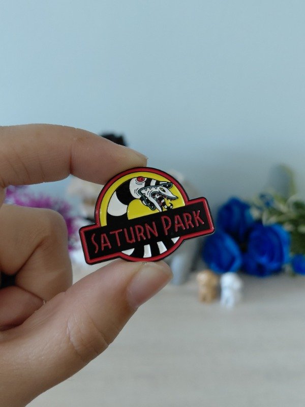 Producto - Pin metalizado - "Saturn Park" de Beetlejuice y Jurassic Park #0841