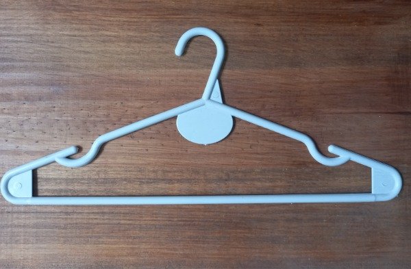 Producto - Percha Plastica Adulto Reforzada 41 Cm blanca muesca redonda
