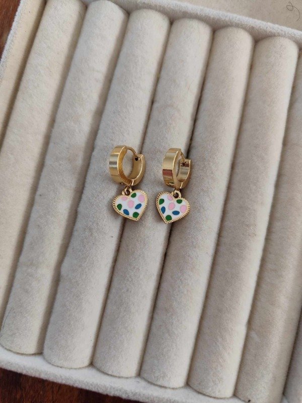 Producto - Aros argolla corazón multicolor. Acero dorado.
