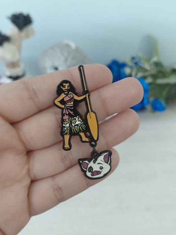 Producto - Pin metalizado - Moana con colgante #1093