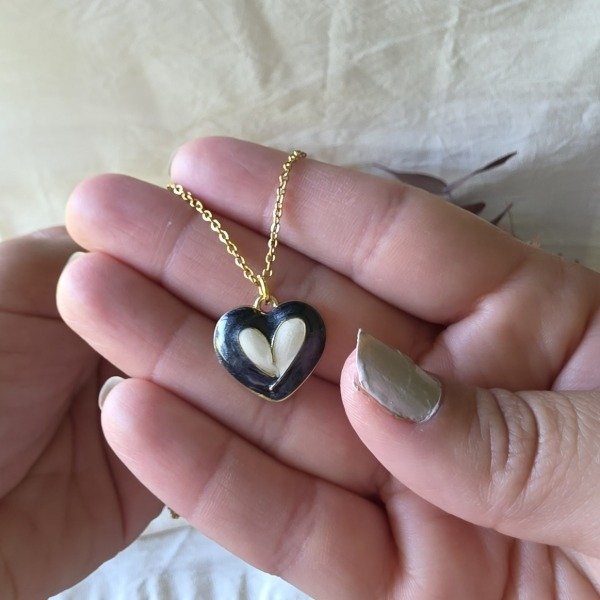 Producto - Conjunto Ac.Dorado con dije corazón esmaltado en negro