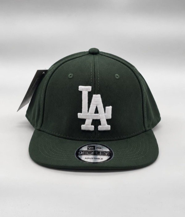 Producto - Gorra plana cerrada LA verde oscuro logo blanco