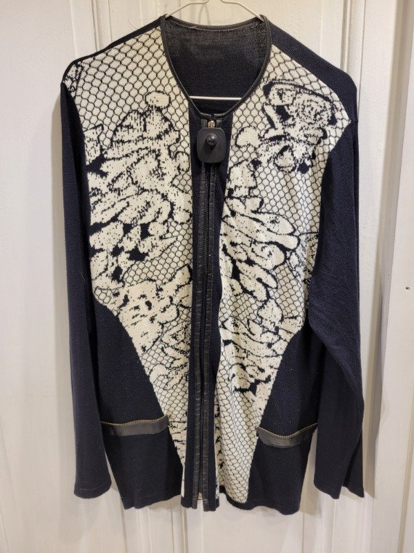 Producto - Saco blanco y negro con cierre y detalles en ecocuero Talle XL - PRECIO: 40X
