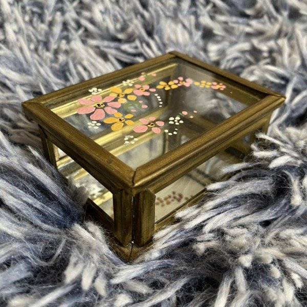 Producto - Vintage glass and metal box.