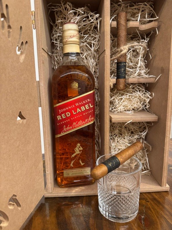Producto - Caja de Whisky Johnnie Walker Red Label 1lt + Puros + Vaso de regalo! - 6