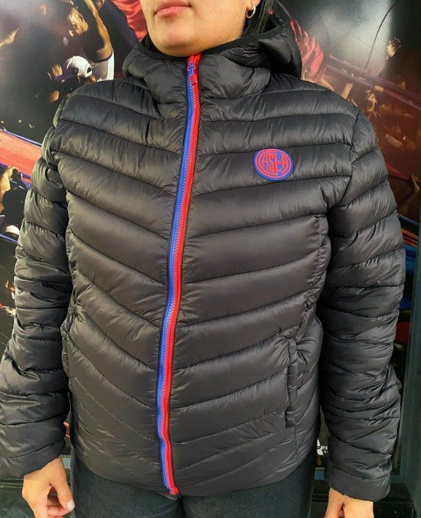 Producto - CAMPERA NEGRA CON CIERRE AZUL Y ROJO 2026 - ATOMIK