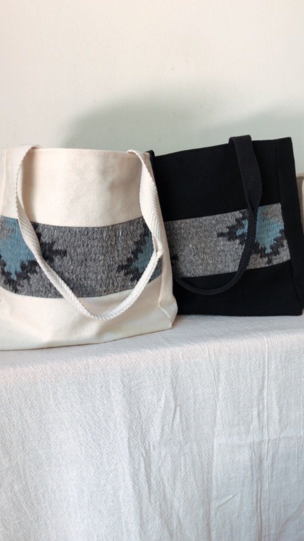 Producto - Cartera con detalle tejido - crudo, gris y celeste