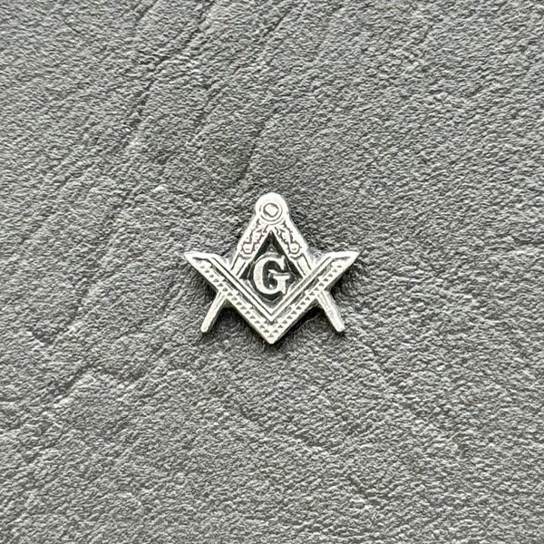 Producto - Pin Escuadra y Compás - Aprendiz (plata envejecida) - 1