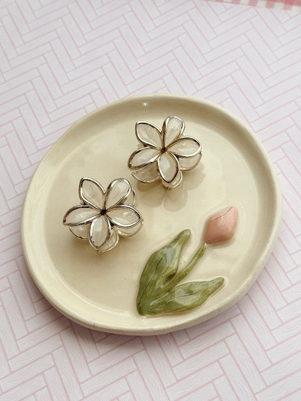Producto - Broche Flor Hawaiana Mini Dorado Crema