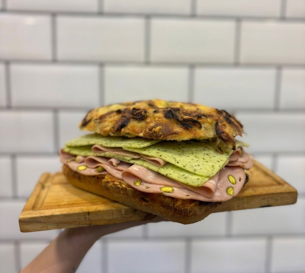 Producto - Mortadela con pistachos y queso al pesto