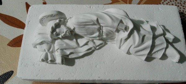 Producto - San José Dormido 24 cm. yeso blanco con base piedra