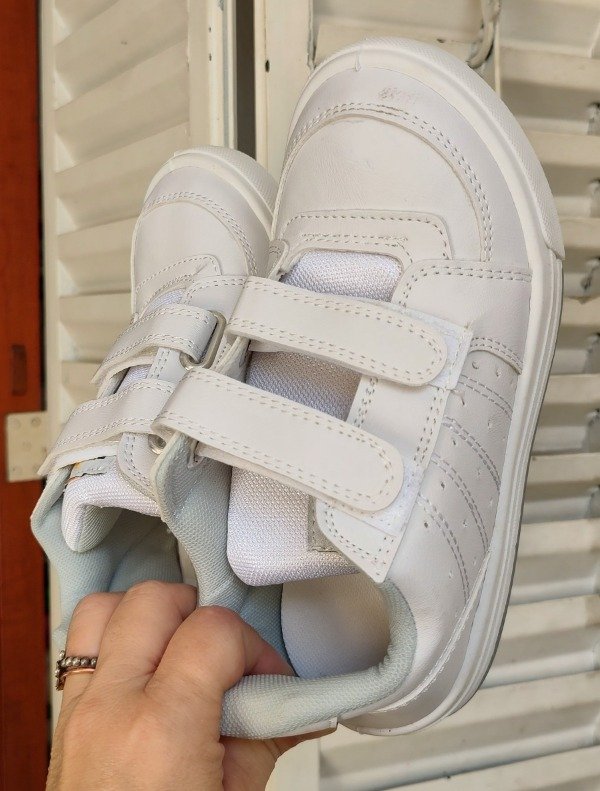 Producto - Zapatillas blancas con abrojo, número 34