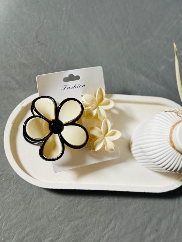 Producto - Set de broches flor crema