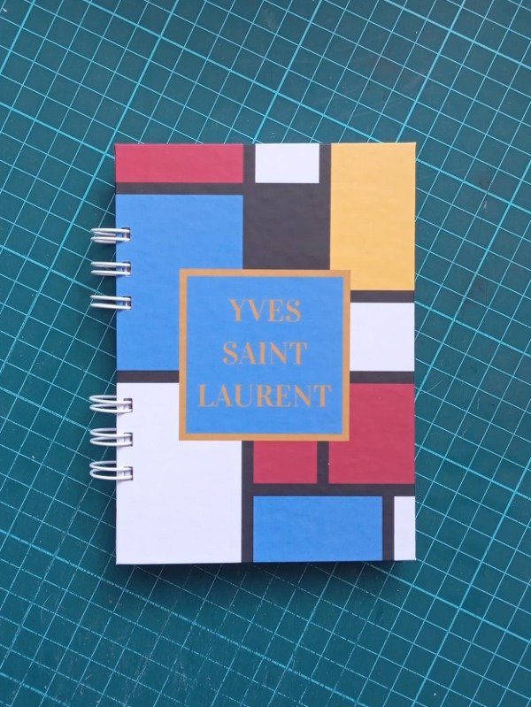 Producto - YVES SAINT LAURENT: Libreta A6 - LEYENDAS DE LA MODA