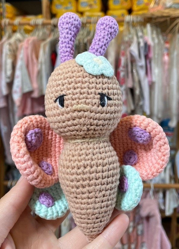 Producto - Amiguru tejido sonajero de apego mariposa 18cm