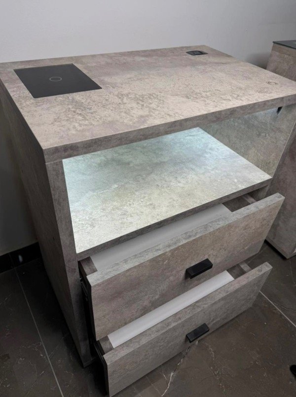 Producto - Mesa Leter de Apoyo con Carga Inalámbrica: innovación y diseño en madera natural