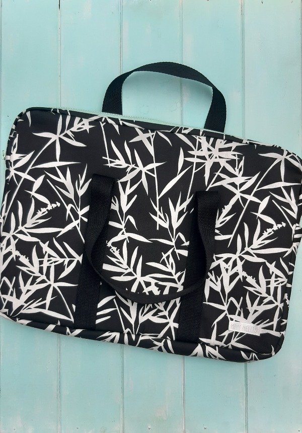 Producto - Funda notebook negra con hojas grandes