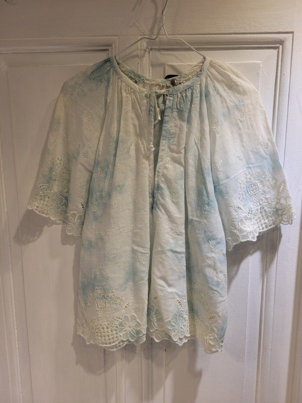 Producto - Camisola ANTHROPOLOGIE batik celeste Talle M - PRECIO: 36X