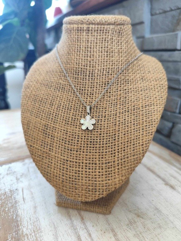Producto - Collar flor nacarada. Acero quirurgico