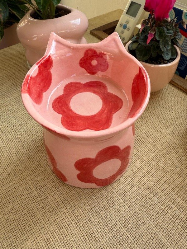 Producto - COMEDERO FLORES ROJAS FONDO ROSA