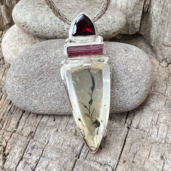Producto - DIJE CON CUARZO DENDRITA, VARITA DE TURMALINA ROSA Y GRANATE FACETADO