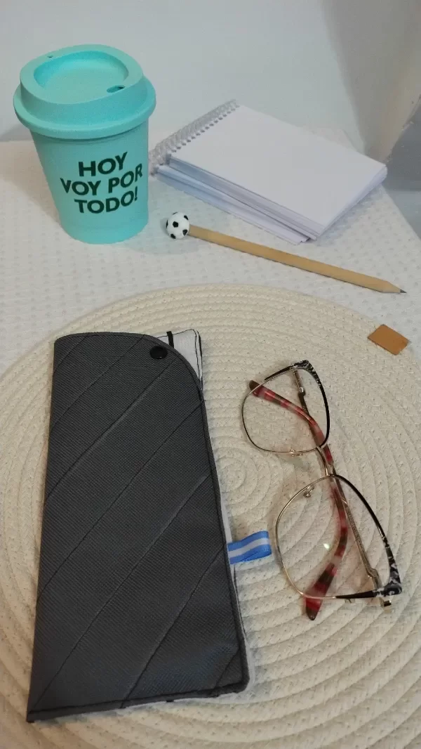 Producto - ESTUCHE PORTA ANTEOJOS GRIS CON NEGRO - 0