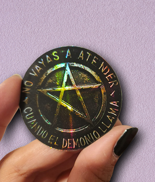 Producto - STICKER HOLOGRÁFICO - LALI - NO VAYAS A ATENDER CUANDO EL DEMONIO LLAMA