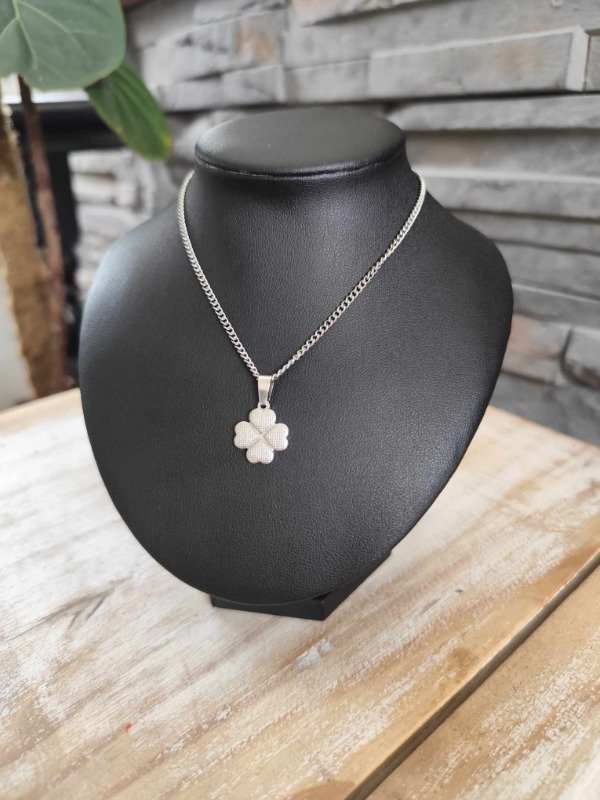 Producto - Collar trébol chico macizo. Acero quirúrgico.