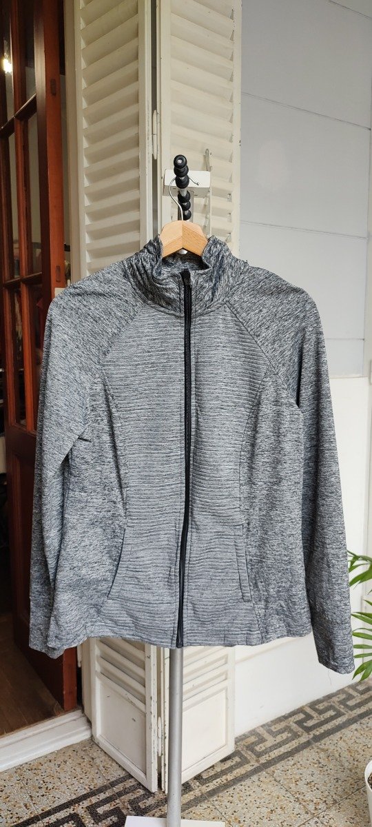 Producto - Camera deportiva gris Avia, talle L