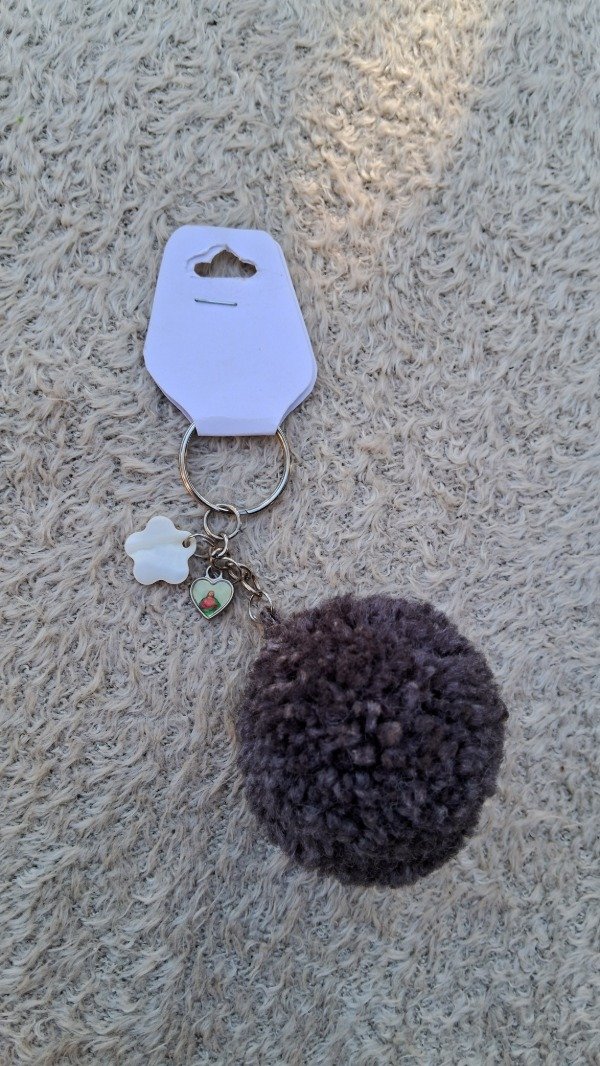 Producto - Llavero pom pom Gris con dijes 1