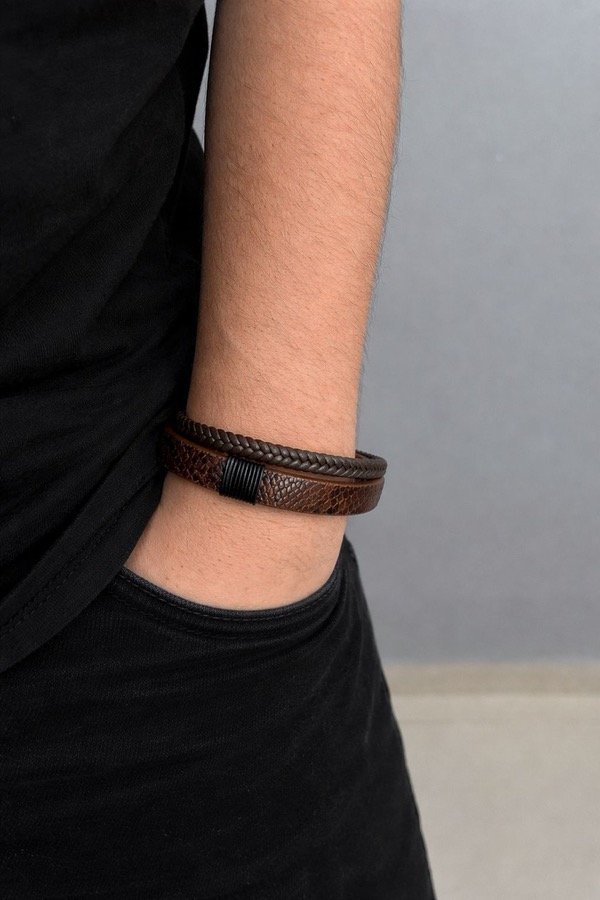 Producto - Pulsera de cuero doble marrón con detalles en negro